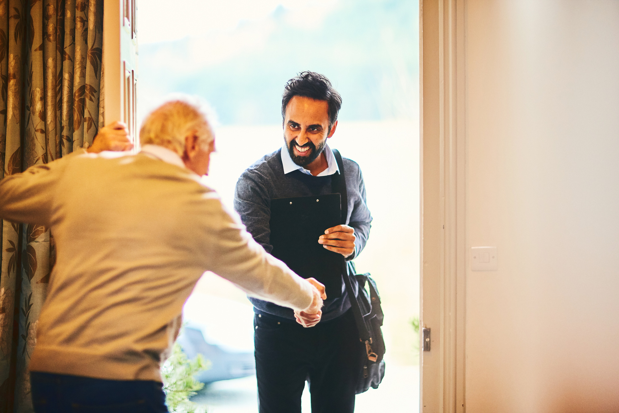 01_Arriving_to_a_party_empty-handed_istock 01_Arriving_to_a_party_empty-handed_istock