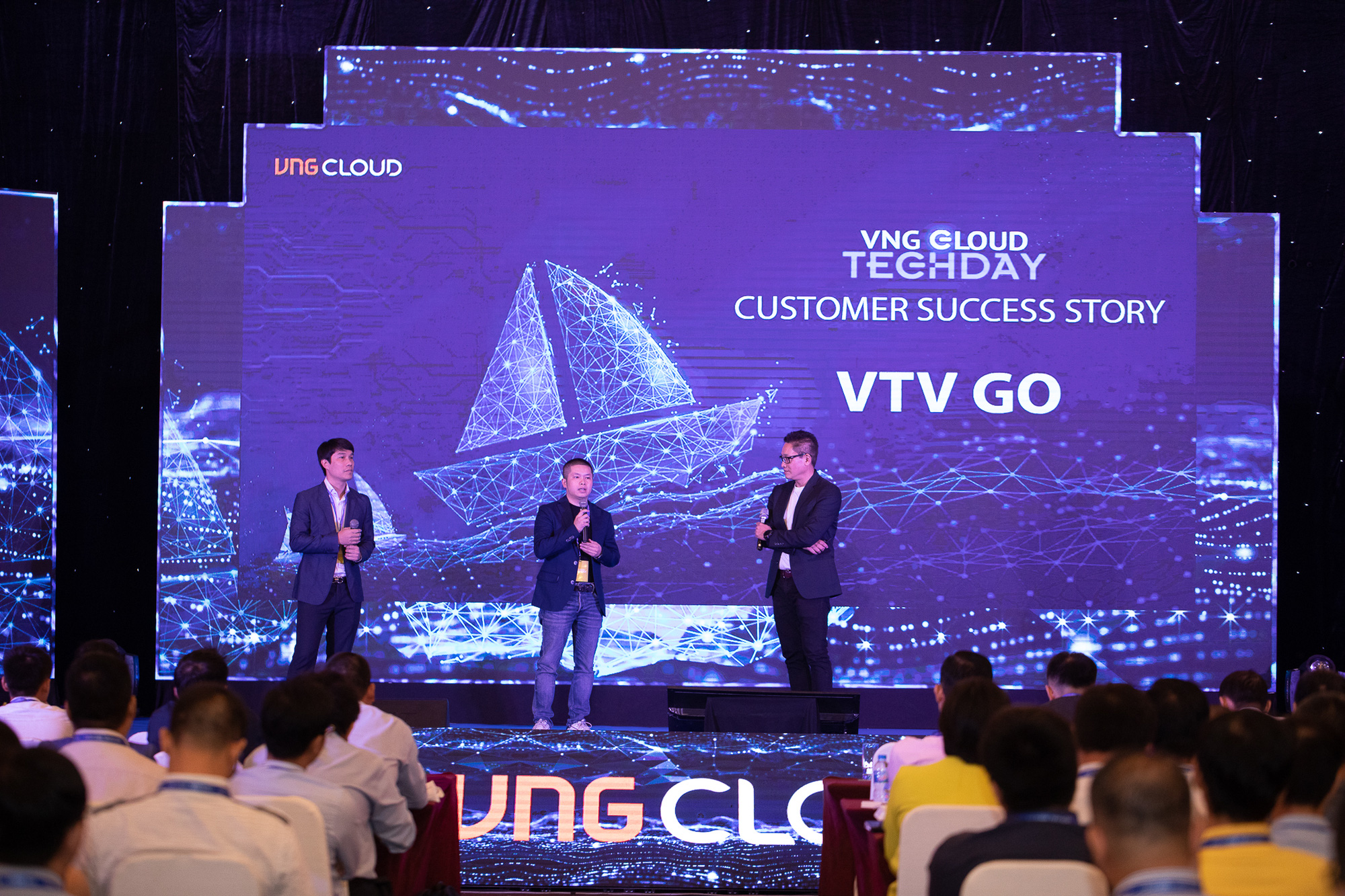 ung-dung-bong-da-truc-tuyen-tren-di-dong-chuyen-minh-nho-chuyen-doi-so-1