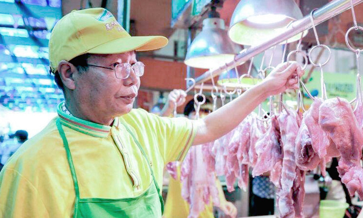 Thành tỉ phú vì giấu bằng đại học đi bán thịt lợn - Ảnh 1.