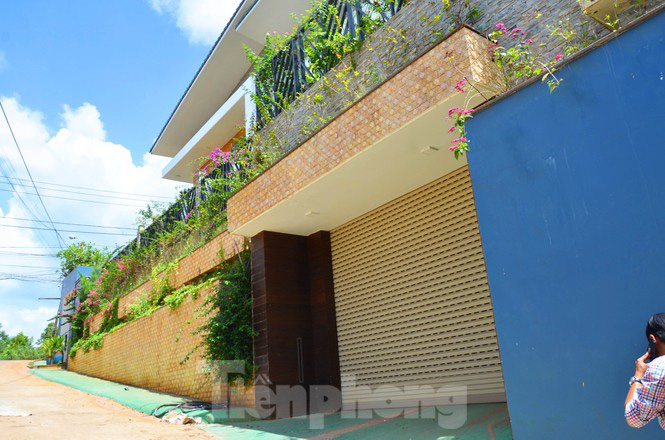 Nhà lầu 3 tầng có hồ bơi xây trên đất nông nghiệp của nữ thượng úy - Ảnh 1. Nhà lầu 3 tầng có hồ bơi xây trên đất nông nghiệp của nữ thượng úy - Ảnh 1.