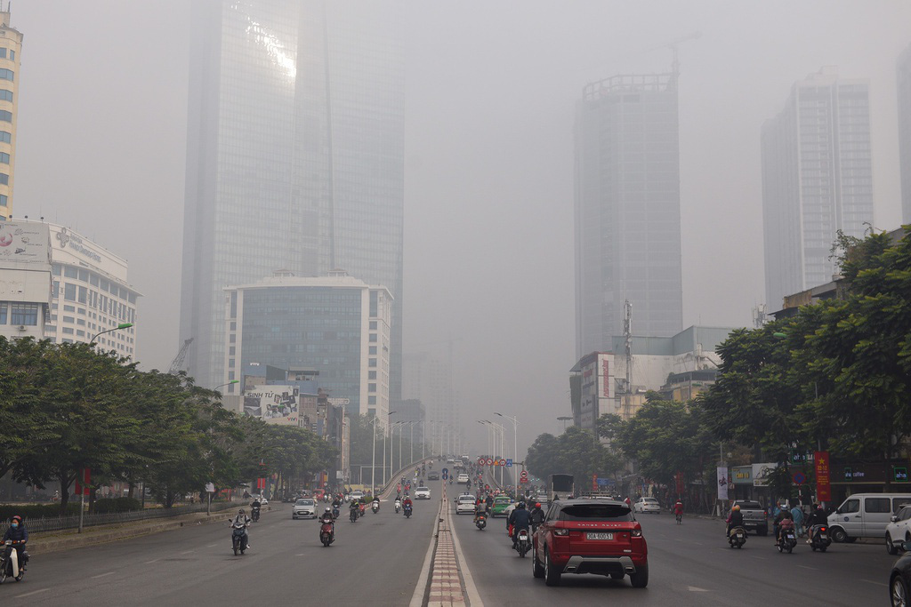 Ô nhiễm không khí tăng cao, Hà Nội mịt mờ như ở miền núi - Ảnh 2. Ô nhiễm không khí tăng cao, Hà Nội mịt mờ như ở miền núi - Ảnh 2.