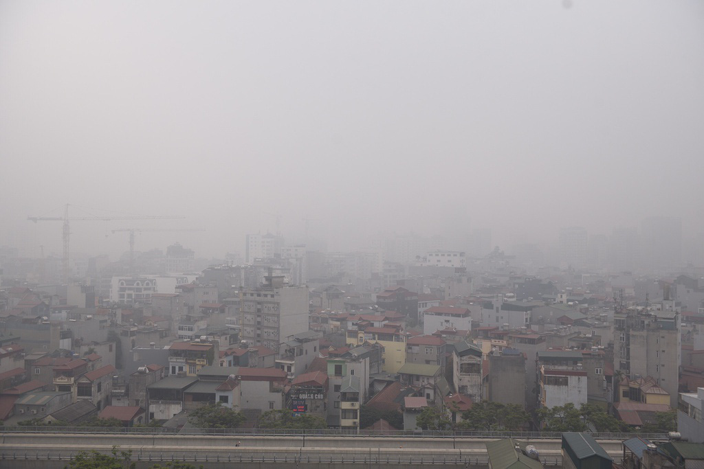 Ô nhiễm không khí tăng cao, Hà Nội mịt mờ như ở miền núi - Ảnh 3. Ô nhiễm không khí tăng cao, Hà Nội mịt mờ như ở miền núi - Ảnh 3.