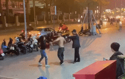 Tạm đình chỉ nhân viên bảo vệ đấm túi bụi một phụ nữ