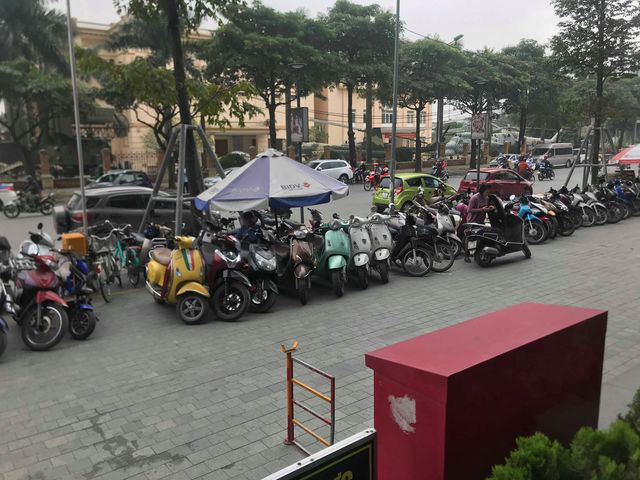 Tạm đình chỉ nhân viên bảo vệ đấm túi bụi một phụ nữ - Ảnh 2. Tạm đình chỉ nhân viên bảo vệ đấm túi bụi một phụ nữ - Ảnh 2.