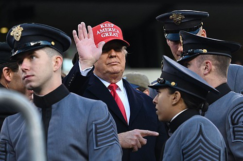 Một tuần đầy tranh cãi của Trump - Ảnh 1. Một tuần đầy tranh cãi của Trump - Ảnh 1.