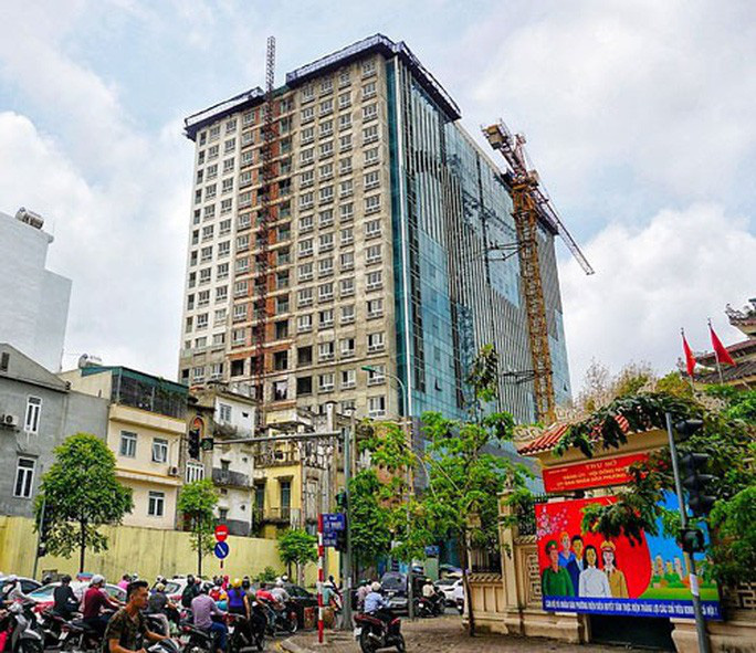 Hà Nội nói khó xử lý nhà 8B Lê Trực do quận chưa quyết liệt - Ảnh 1. Hà Nội nói khó xử lý nhà 8B Lê Trực do quận chưa quyết liệt - Ảnh 1.
