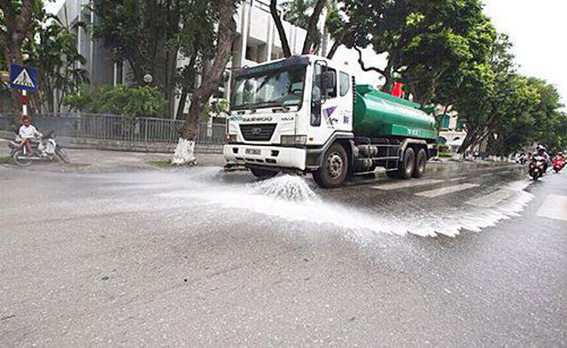 Hà Nội: Các quận đề xuất tưới nước rửa đường để giảm ô nhiễm không khí - Ảnh 2. Hà Nội: Các quận đề xuất tưới nước rửa đường để giảm ô nhiễm không khí - Ảnh 2.