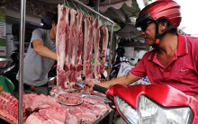 Giá thịt heo tại chợ bữa sau cao hơn bữa trước, tiểu thương chật vật vì giá càng tăng, thịt heo càng ế