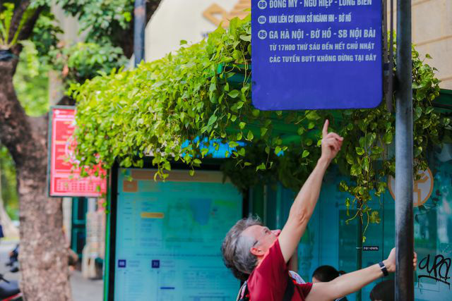 Người Hà Nội thích thú với những 'khu vườn treo' ấn tượng trên nóc trạm chờ xe buýt - Ảnh 8.