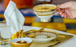 Li cà phê phủ vàng 24k tại khách sạn 7 sao xa xỉ nhất thế giới ở Dubai