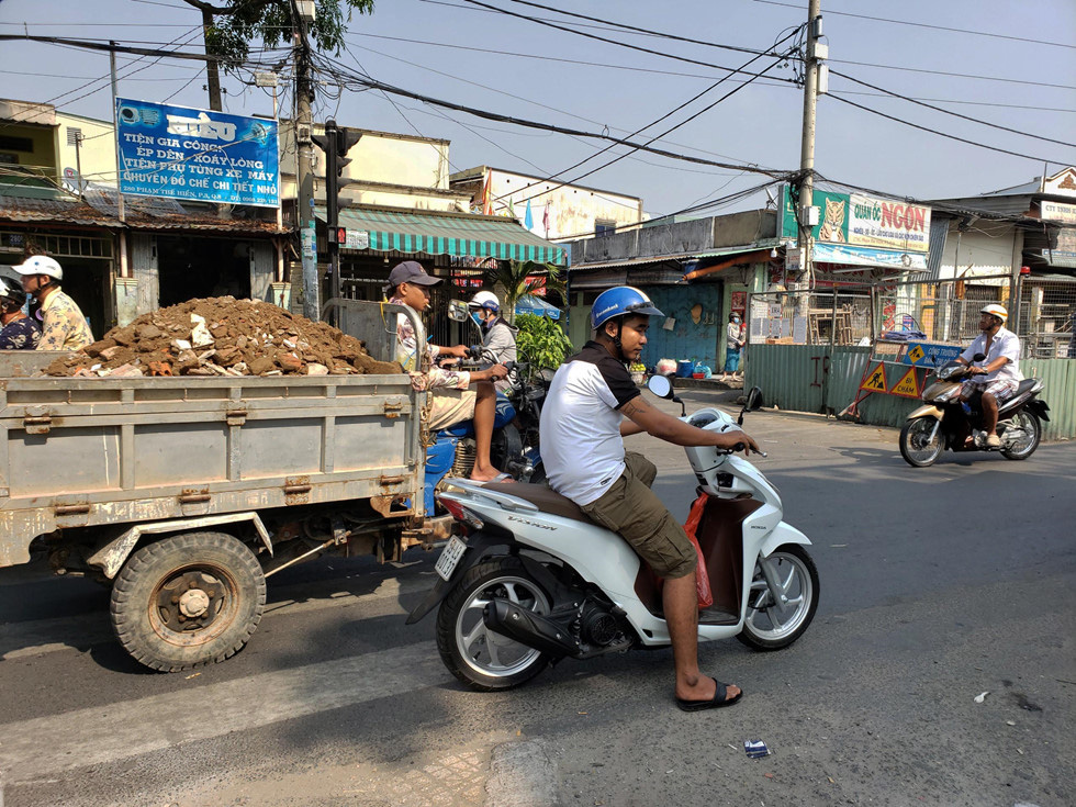 Cận cảnh những ‘thủ phạm’ gây ô nhiễm không khí, khiến người Sài Gòn ngột ngạt - Ảnh 5.