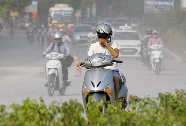 Hà Nội rửa gần 60 tuyến đường xuyên đêm để giảm ô nhiễm - Ảnh 1. Hà Nội rửa gần 60 tuyến đường xuyên đêm để giảm ô nhiễm - Ảnh 1.