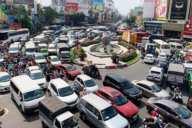 Cửa ngõ sân bay Tân Sơn Nhất tắc nghẽn vì giải đua xe đạp - Ảnh 1. Cửa ngõ sân bay Tân Sơn Nhất tắc nghẽn vì giải đua xe đạp - Ảnh 1.