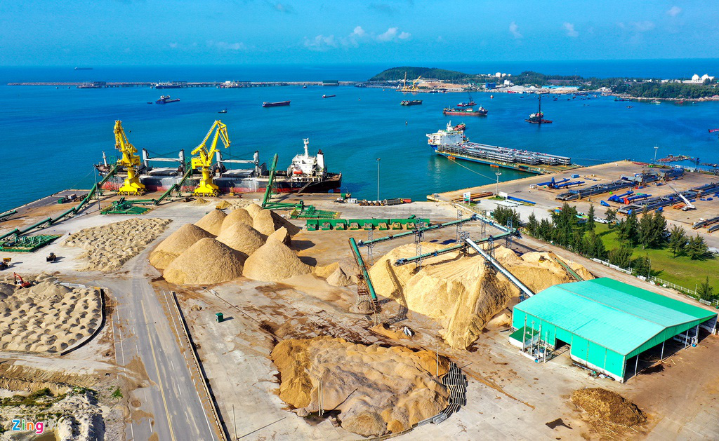 Cận cảnh cảng gỗ dăm khiến nước biển đổi màu cà phê - Ảnh 2. Cận cảnh cảng gỗ dăm khiến nước biển đổi màu cà phê - Ảnh 2.