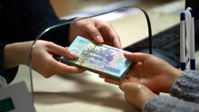 Ngân hàng báo lãi cả tỉ USD, lãi suất vẫn ngất ngưởng