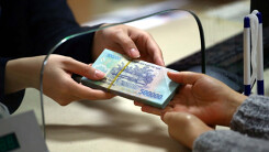 Ngân hàng báo lãi cả tỉ USD, lãi suất vẫn ngất ngưởng