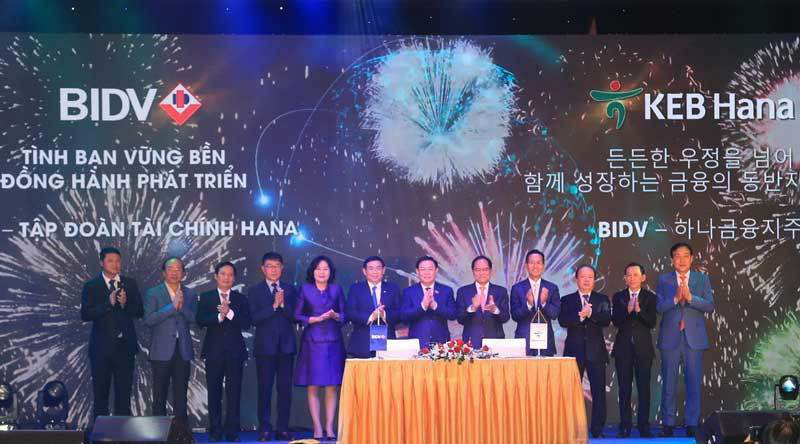 Ba dấu ấn tỉ USD và 3 cuộc đua nóng nhất Việt Nam - Ảnh 1. Ba dấu ấn tỉ USD và 3 cuộc đua nóng nhất Việt Nam - Ảnh 1.
