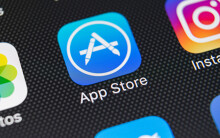 Thấy gì qua việc Apple và Google trừng phạt ứng dụng gián điệp?