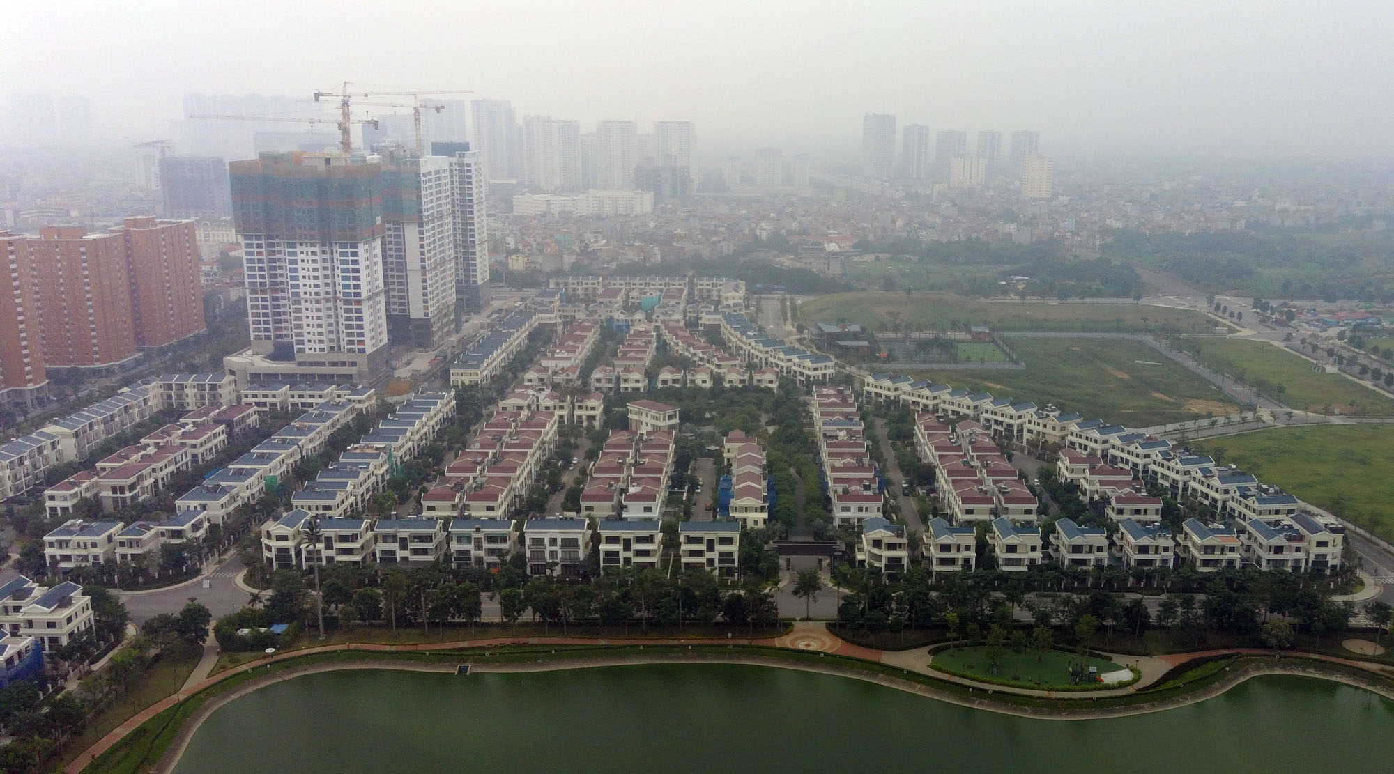 Hà Nội lại mờ mịt sương, ô nhiễm không khí vẫn báo động - Ảnh 4. Hà Nội lại mờ mịt sương, ô nhiễm không khí vẫn báo động - Ảnh 4.