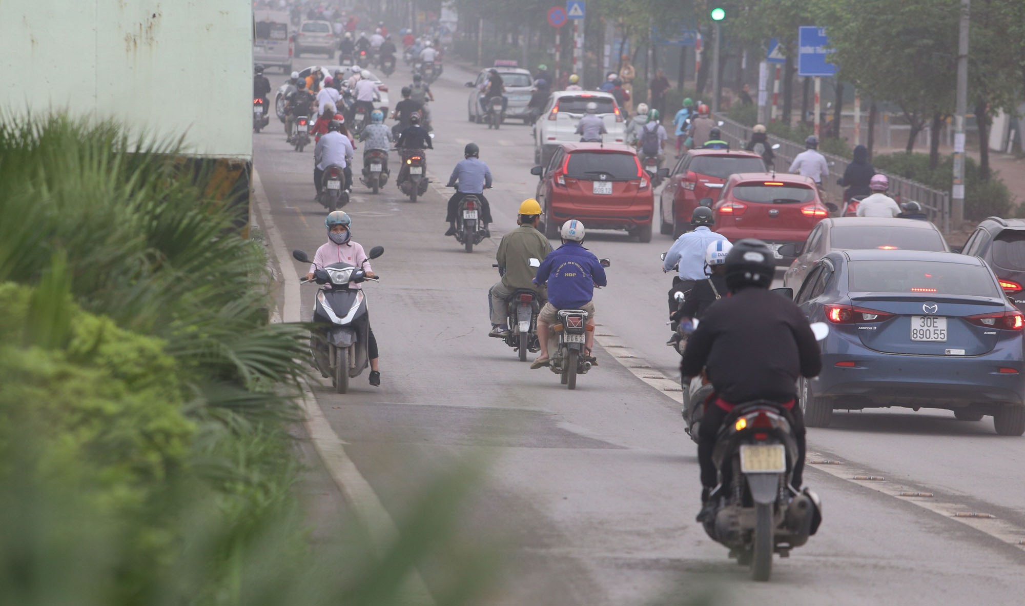 Hà Nội lại mờ mịt sương, ô nhiễm không khí vẫn báo động - Ảnh 15. Hà Nội lại mờ mịt sương, ô nhiễm không khí vẫn báo động - Ảnh 15.