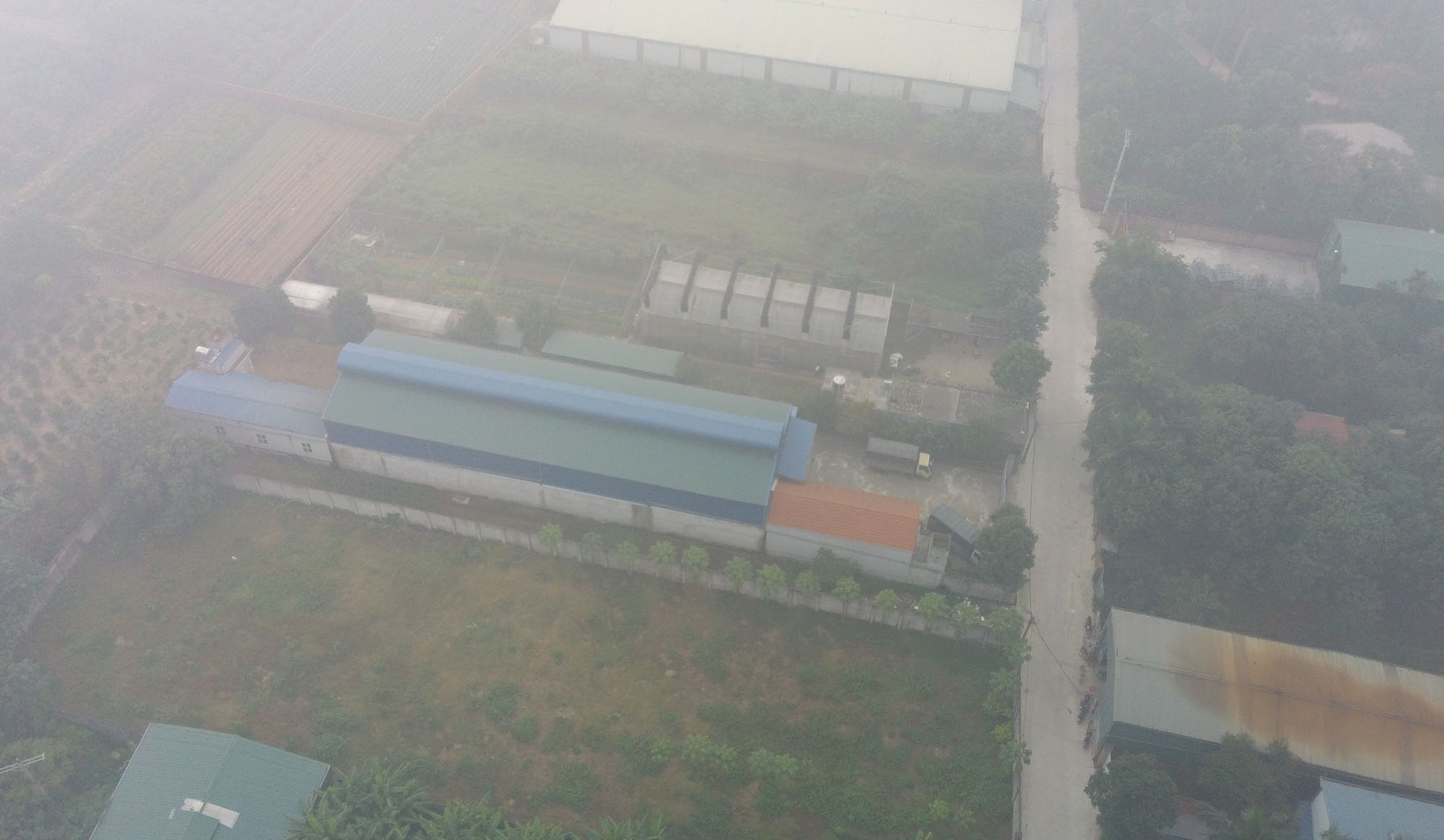 Hà Nội lại mờ mịt sương, ô nhiễm không khí vẫn báo động - Ảnh 5. Hà Nội lại mờ mịt sương, ô nhiễm không khí vẫn báo động - Ảnh 5.