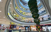 Người dân TP HCM kéo nhau đi ăn gà rán, uống trà sữa đêm Noel, điểm mua sắm trang hoàng lộng lẫy, giảm giá sâu vẫn vắng vẻ