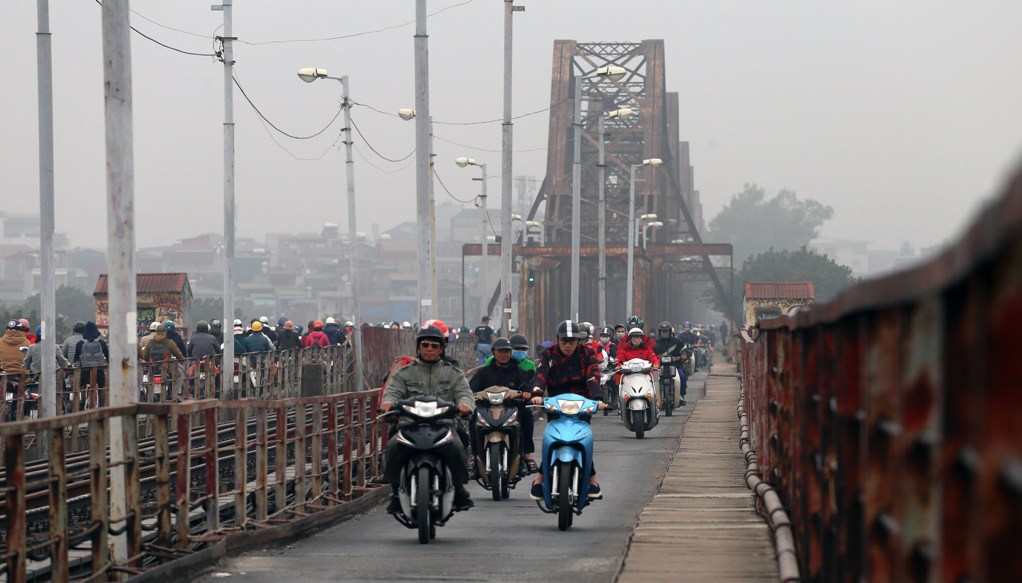 Hà Nội lại mờ mịt sương, ô nhiễm không khí vẫn báo động - Ảnh 9. Hà Nội lại mờ mịt sương, ô nhiễm không khí vẫn báo động - Ảnh 9.