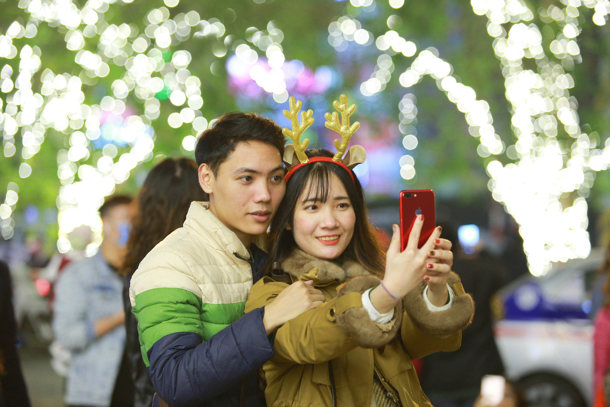 Hà Nội: Người dân đổ ra đường đón Giáng sinh, nhiều tuyến đường&nbsp;'tắc không lối thoát' - Ảnh 11.