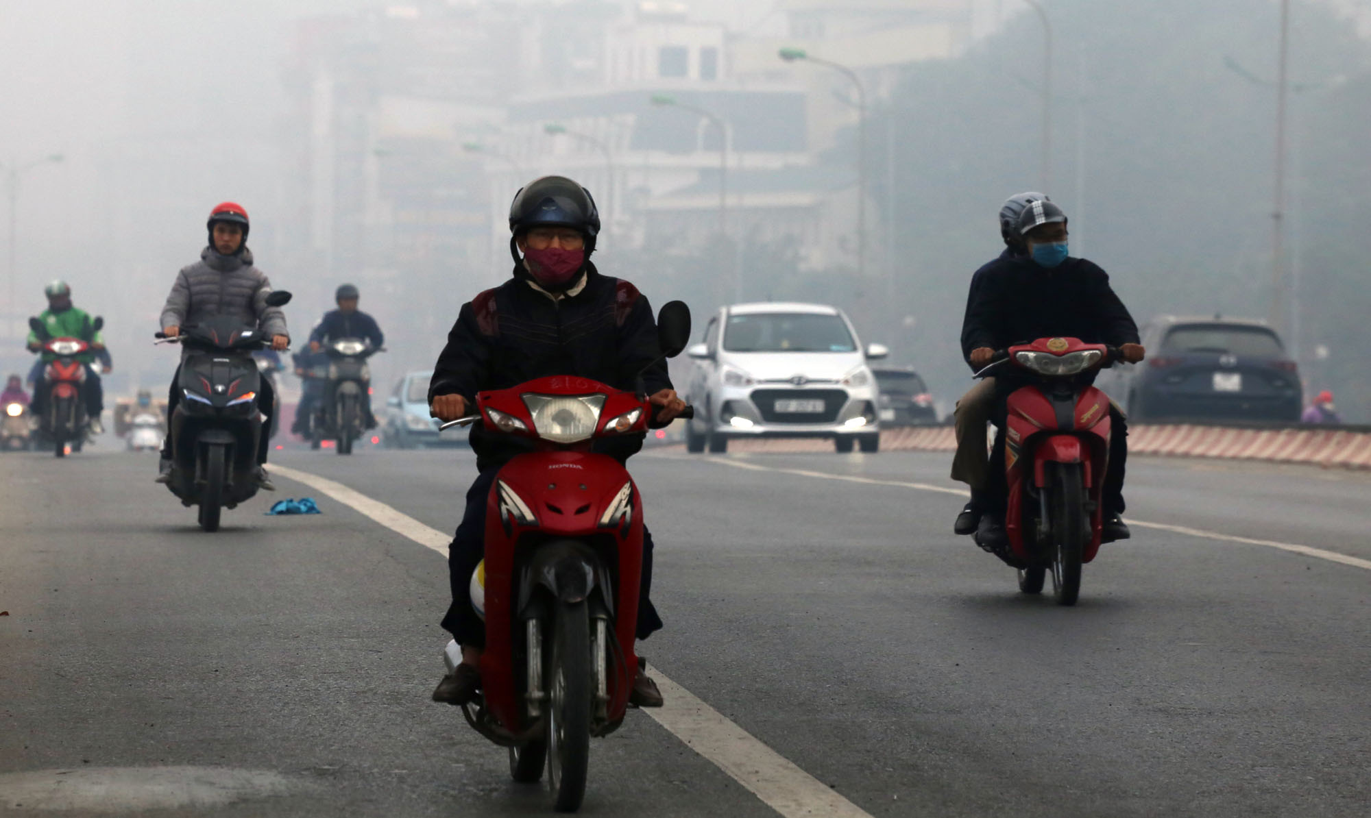 Hà Nội lại mờ mịt sương, ô nhiễm không khí vẫn báo động - Ảnh 13. Hà Nội lại mờ mịt sương, ô nhiễm không khí vẫn báo động - Ảnh 13.
