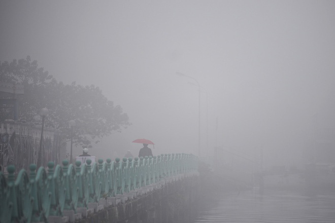 Vì sao sương mù dày đặc ở Hà Nội sáng nay? - Ảnh 1. Vì sao sương mù dày đặc ở Hà Nội sáng nay? - Ảnh 1.