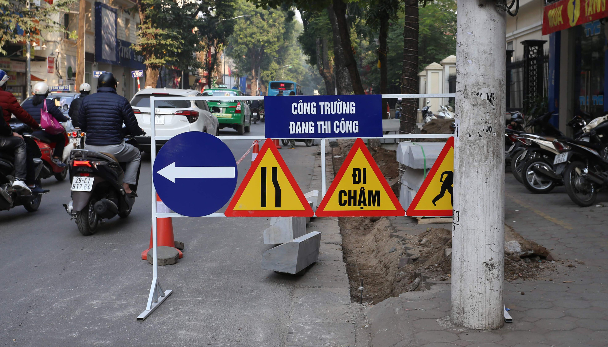 Cấm ô tô theo giờ trên đường Đội Cấn một tháng để sửa chữa - Ảnh 1. Cấm ô tô theo giờ trên đường Đội Cấn một tháng để sửa chữa - Ảnh 1.