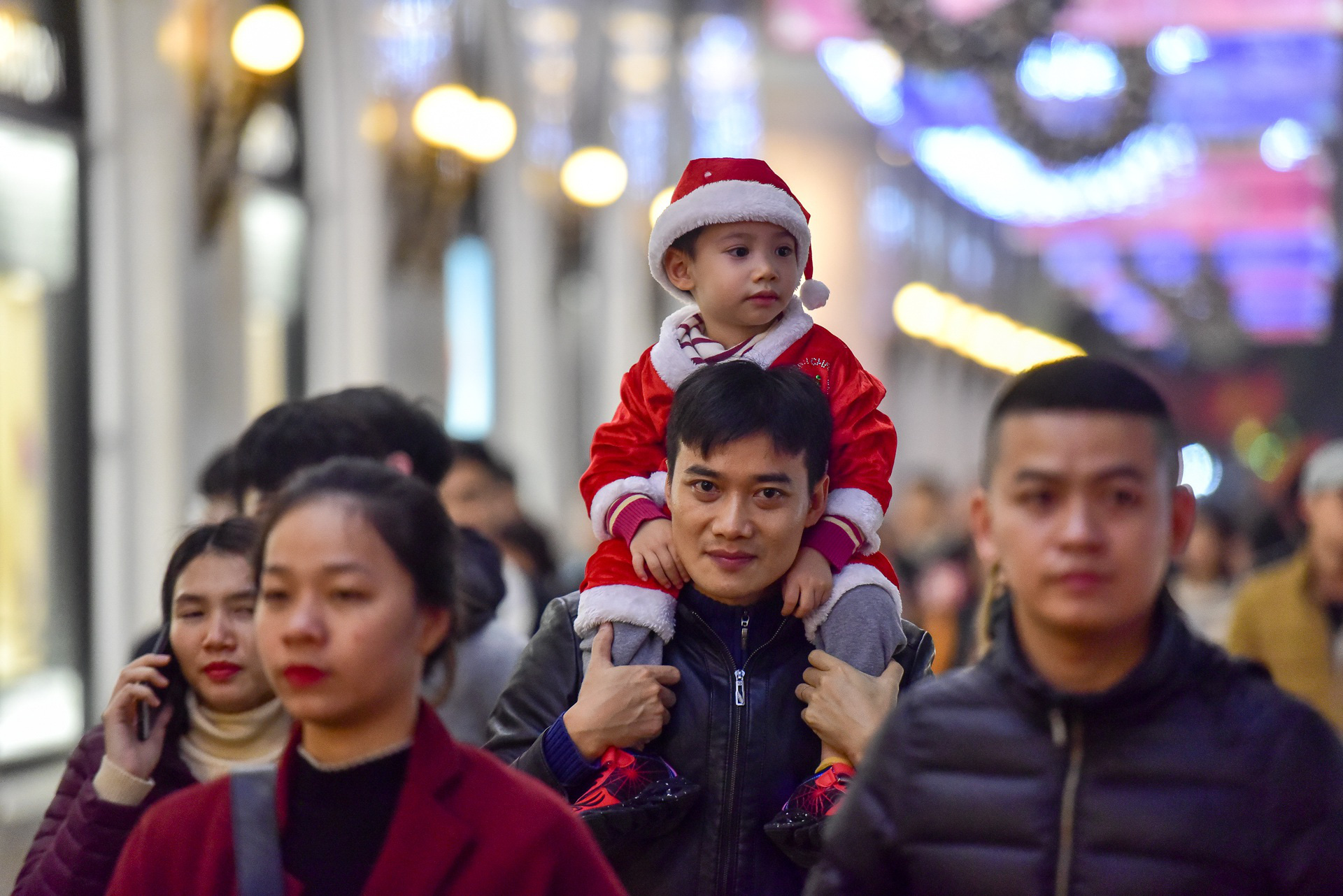 Hà Nội: Người dân đổ ra đường đón Giáng sinh, nhiều tuyến đường&nbsp;'tắc không lối thoát' - Ảnh 5.