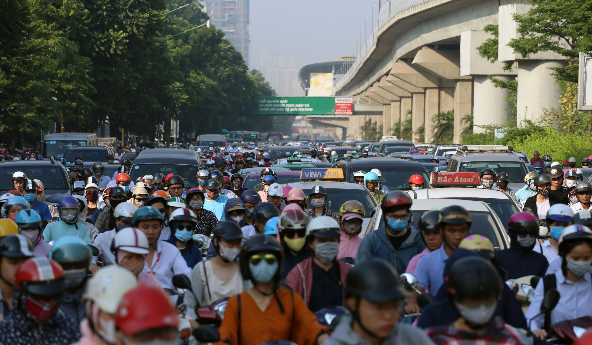 Ùn tắc và ô nhiễm không khí ở Hà Nội: 770 ngàn ô tô và gần 5,8 triệu xe máy là một 'thủ phạm' - Ảnh 1. Ùn tắc và ô nhiễm không khí ở Hà Nội: 770 ngàn ô tô và gần 5,8 triệu xe máy là một 'thủ phạm' - Ảnh 1.