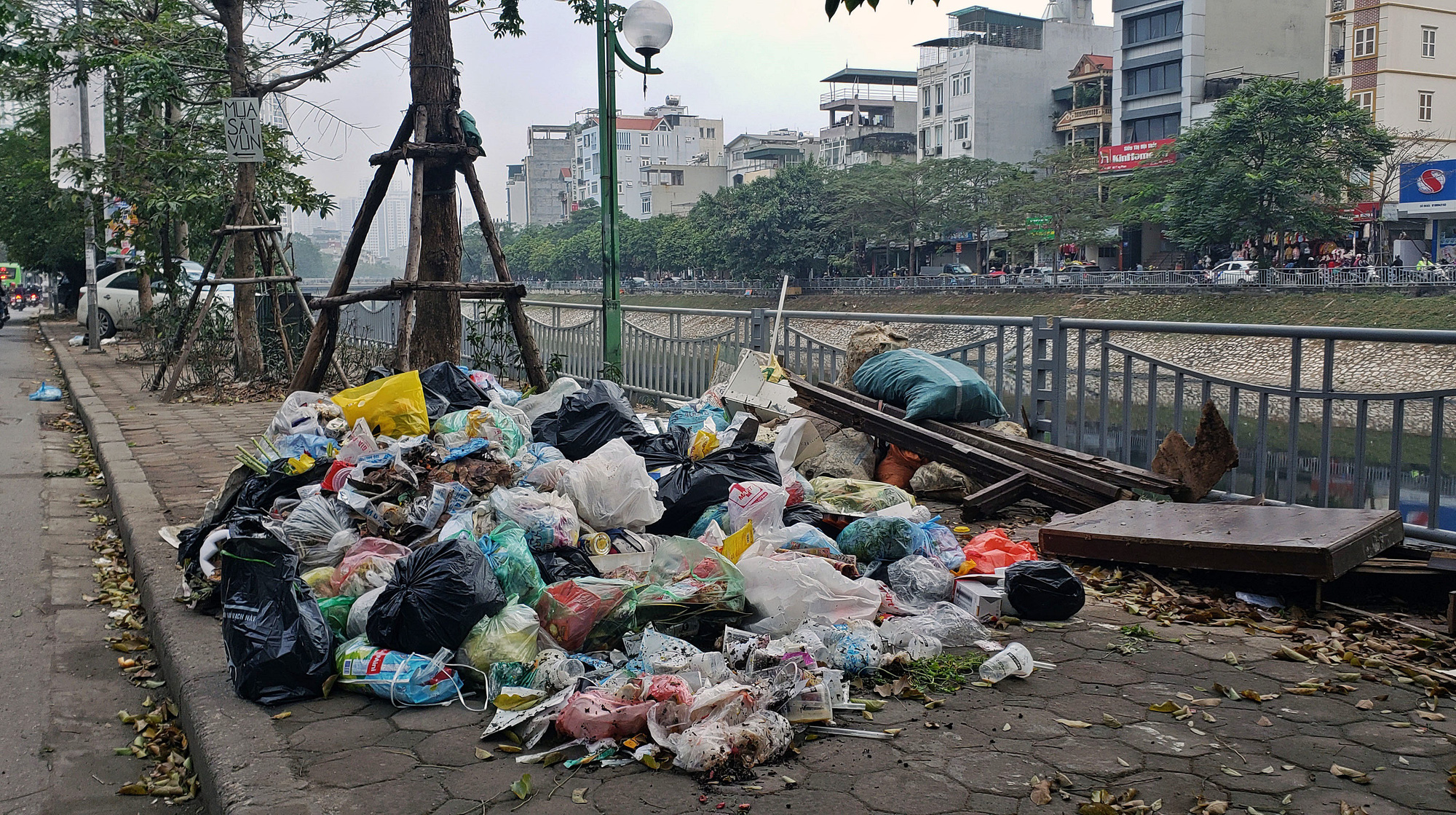 Người dân chặn xe vào bãi rác Nam Sơn, rác thải ở Hà Nội chất đống trên phố - Ảnh 11. Người dân chặn xe vào bãi rác Nam Sơn, rác thải ở Hà Nội chất đống trên phố - Ảnh 11.