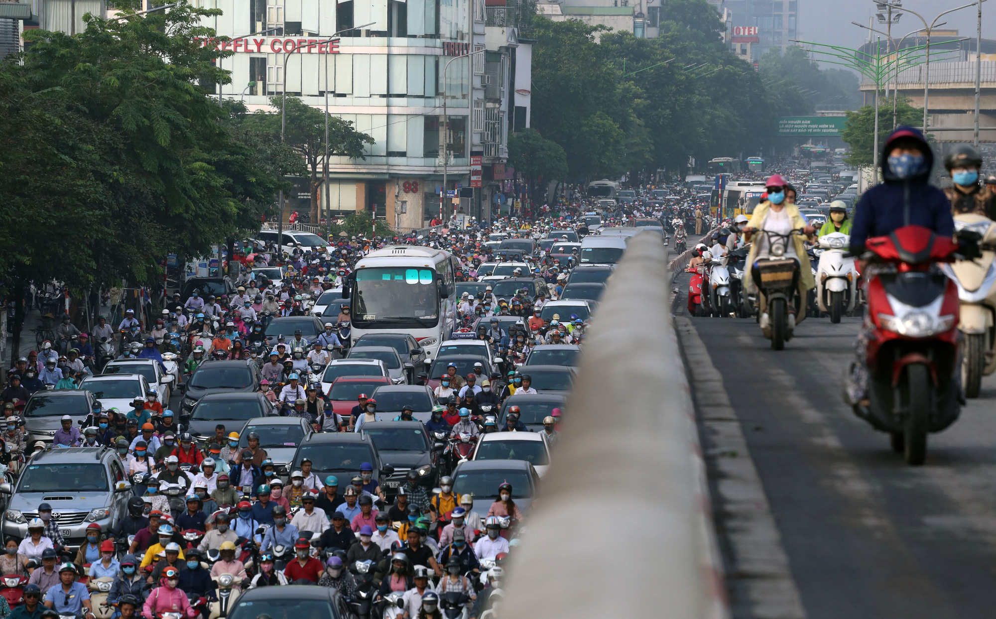 Ùn tắc và ô nhiễm không khí ở Hà Nội: 770 ngàn ô tô và gần 5,8 triệu xe máy là một 'thủ phạm' - Ảnh 10. Ùn tắc và ô nhiễm không khí ở Hà Nội: 770 ngàn ô tô và gần 5,8 triệu xe máy là một 'thủ phạm' - Ảnh 10.