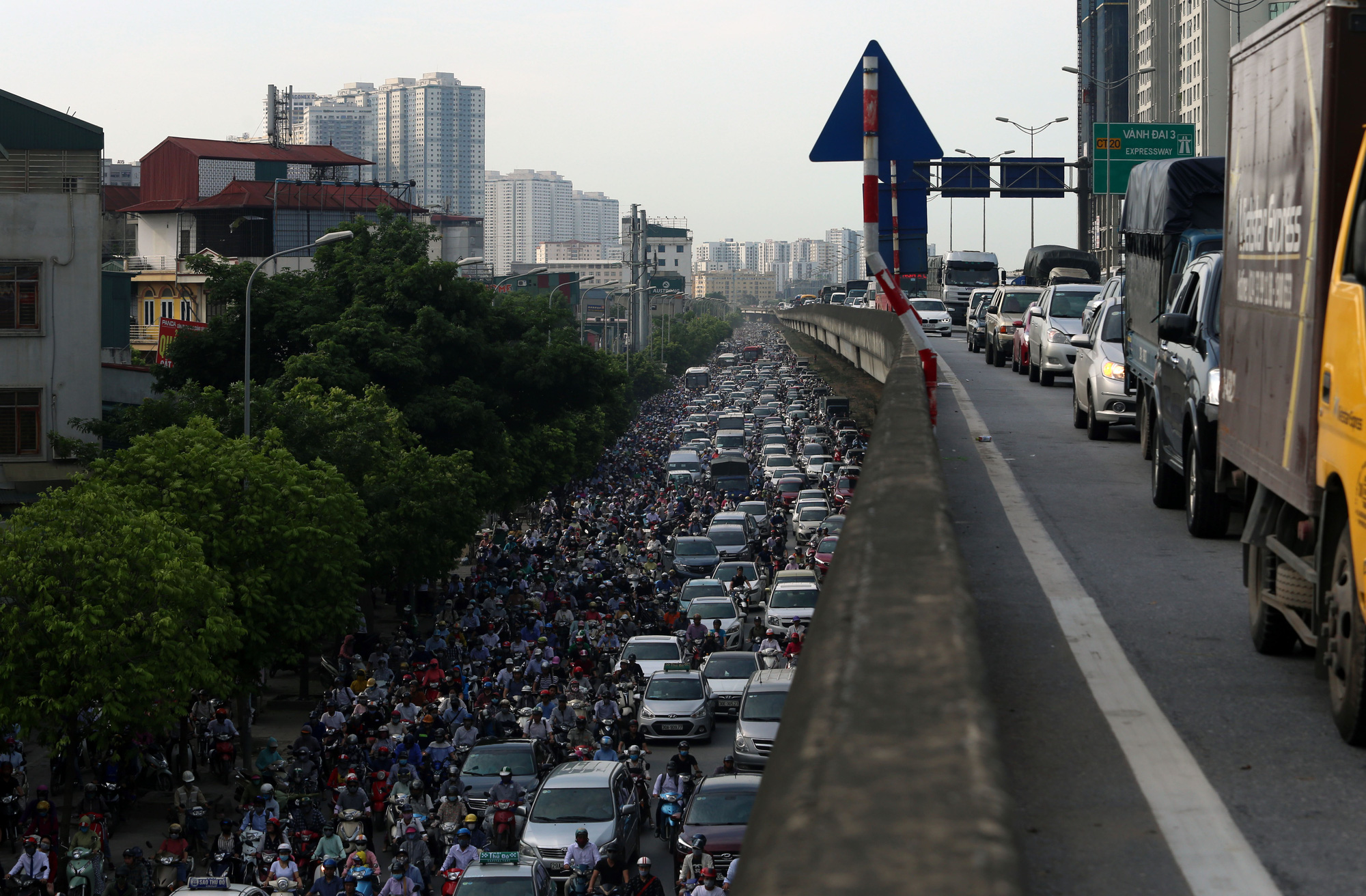 Ùn tắc và ô nhiễm không khí ở Hà Nội: 770 ngàn ô tô và gần 5,8 triệu xe máy là một 'thủ phạm' - Ảnh 11. Ùn tắc và ô nhiễm không khí ở Hà Nội: 770 ngàn ô tô và gần 5,8 triệu xe máy là một 'thủ phạm' - Ảnh 11.