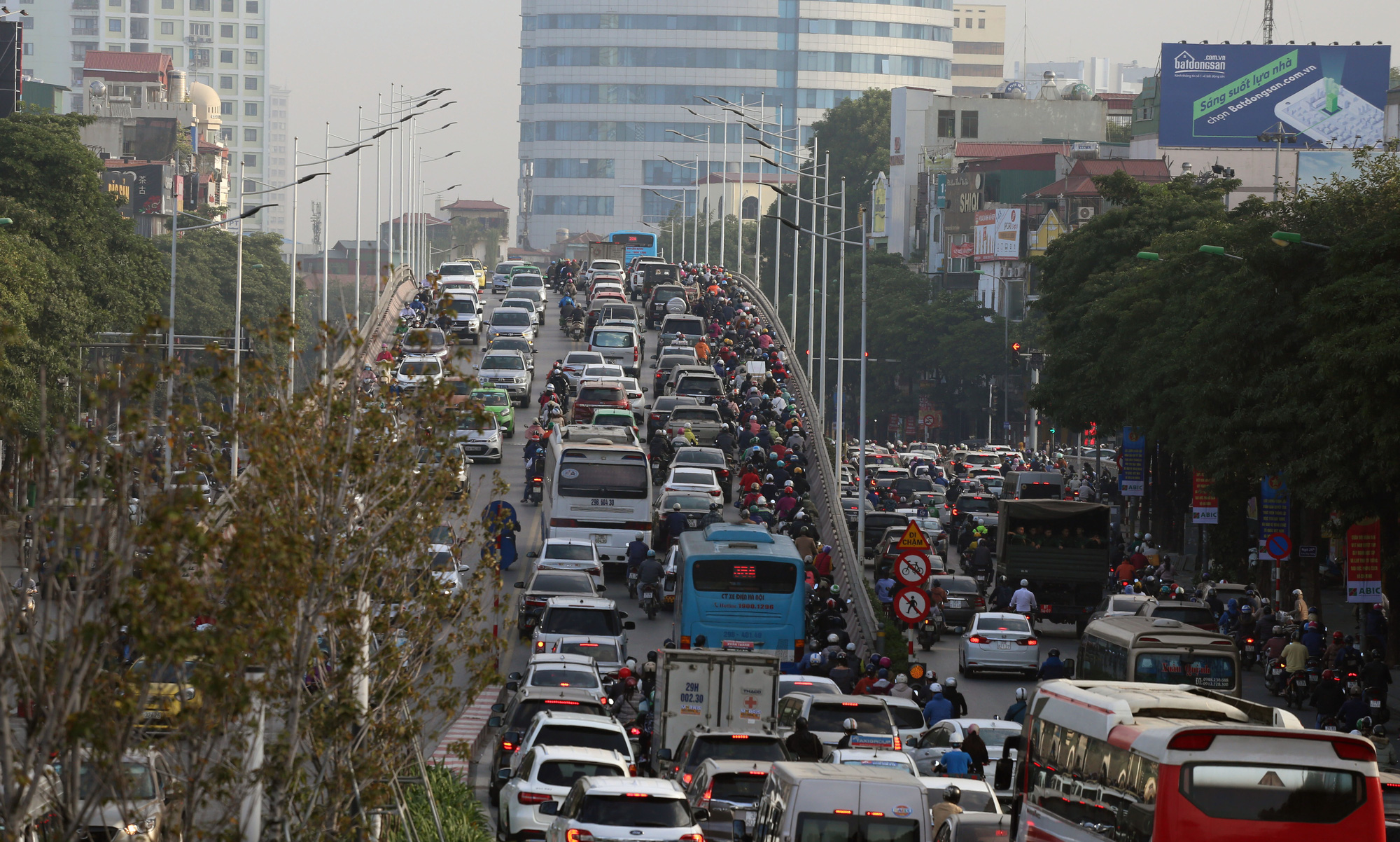 Ùn tắc và ô nhiễm không khí ở Hà Nội: 770 ngàn ô tô và gần 5,8 triệu xe máy là một 'thủ phạm' - Ảnh 12. Ùn tắc và ô nhiễm không khí ở Hà Nội: 770 ngàn ô tô và gần 5,8 triệu xe máy là một 'thủ phạm' - Ảnh 12.
