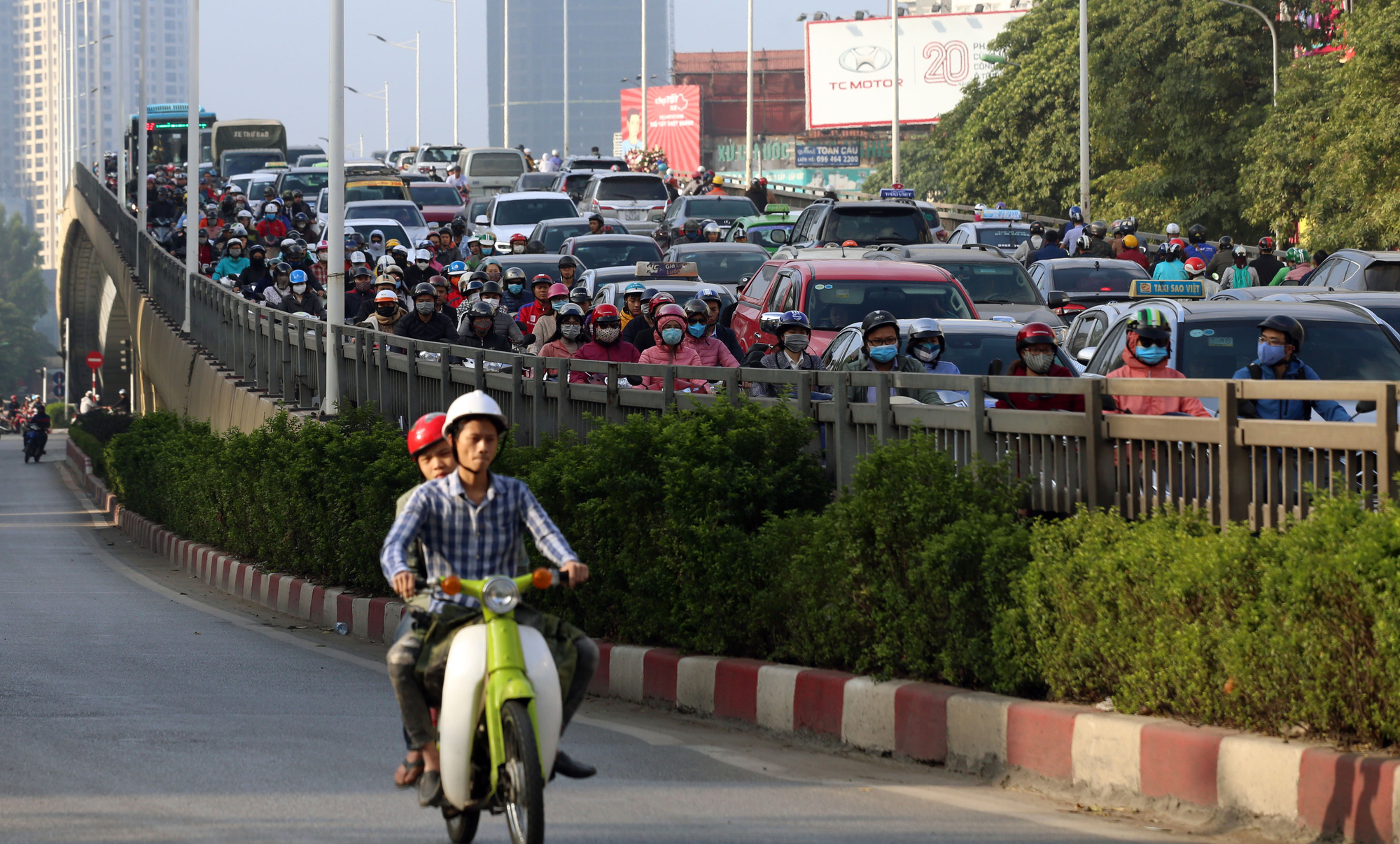 Ùn tắc và ô nhiễm không khí ở Hà Nội: 770 ngàn ô tô và gần 5,8 triệu xe máy là một 'thủ phạm' - Ảnh 13. Ùn tắc và ô nhiễm không khí ở Hà Nội: 770 ngàn ô tô và gần 5,8 triệu xe máy là một 'thủ phạm' - Ảnh 13.