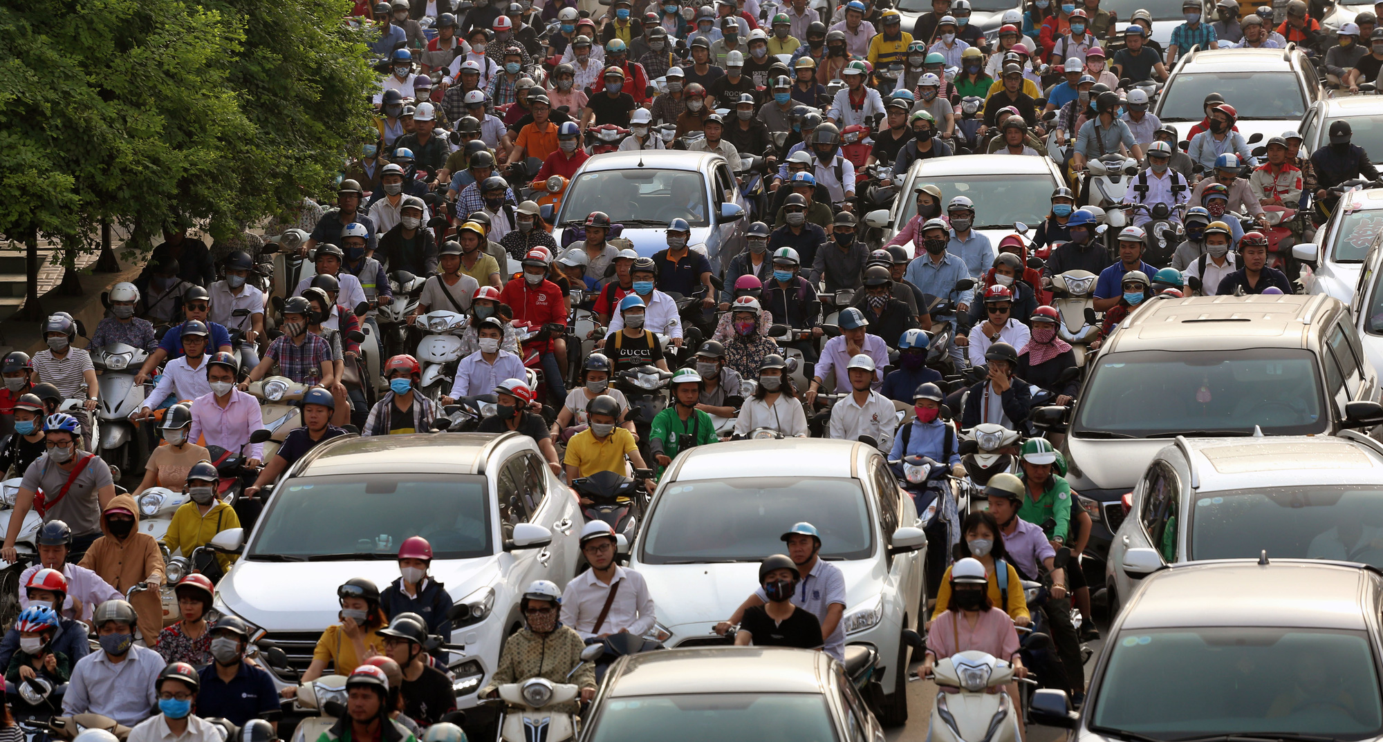 Ùn tắc và ô nhiễm không khí ở Hà Nội: 770 ngàn ô tô và gần 5,8 triệu xe máy là một 'thủ phạm' - Ảnh 14. Ùn tắc và ô nhiễm không khí ở Hà Nội: 770 ngàn ô tô và gần 5,8 triệu xe máy là một 'thủ phạm' - Ảnh 14.