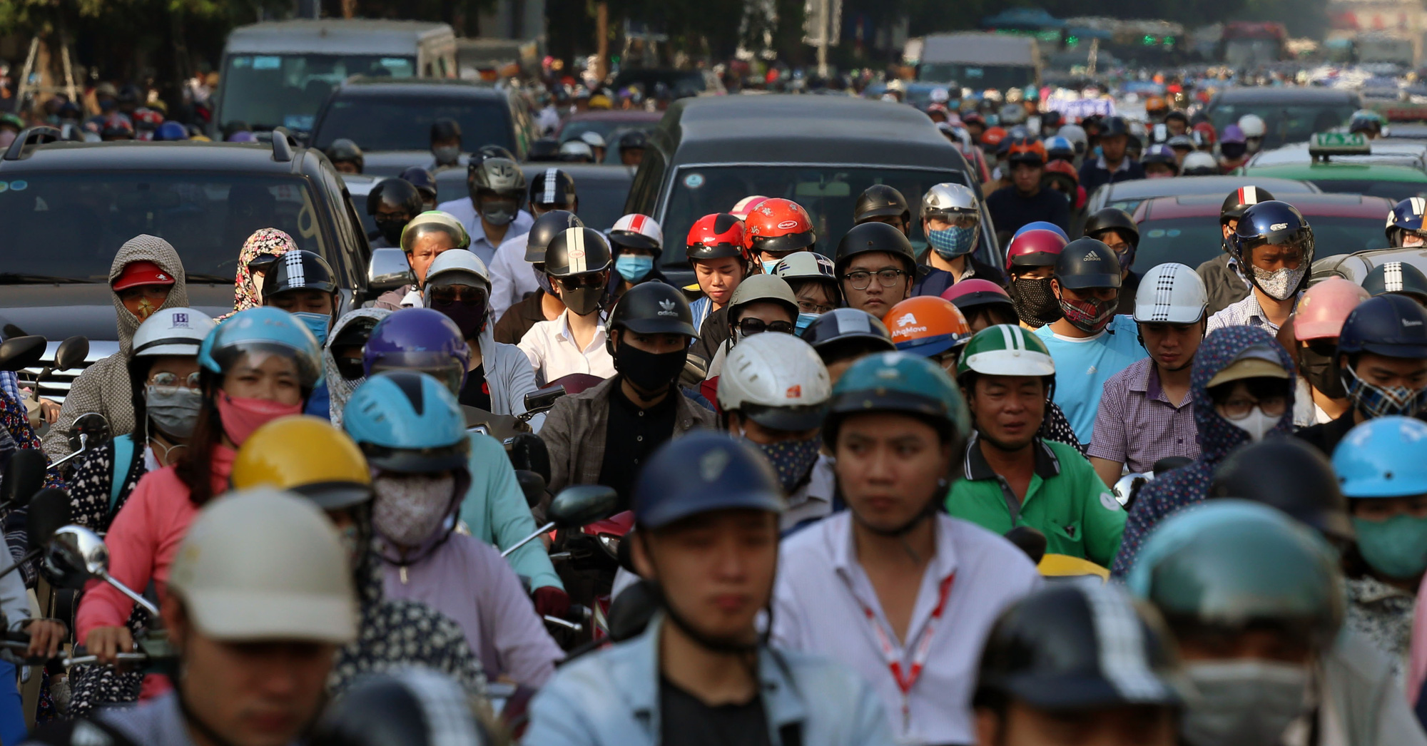 Ùn tắc và ô nhiễm không khí ở Hà Nội: 770 ngàn ô tô và gần 5,8 triệu xe máy là một 'thủ phạm' - Ảnh 2. Ùn tắc và ô nhiễm không khí ở Hà Nội: 770 ngàn ô tô và gần 5,8 triệu xe máy là một 'thủ phạm' - Ảnh 2.