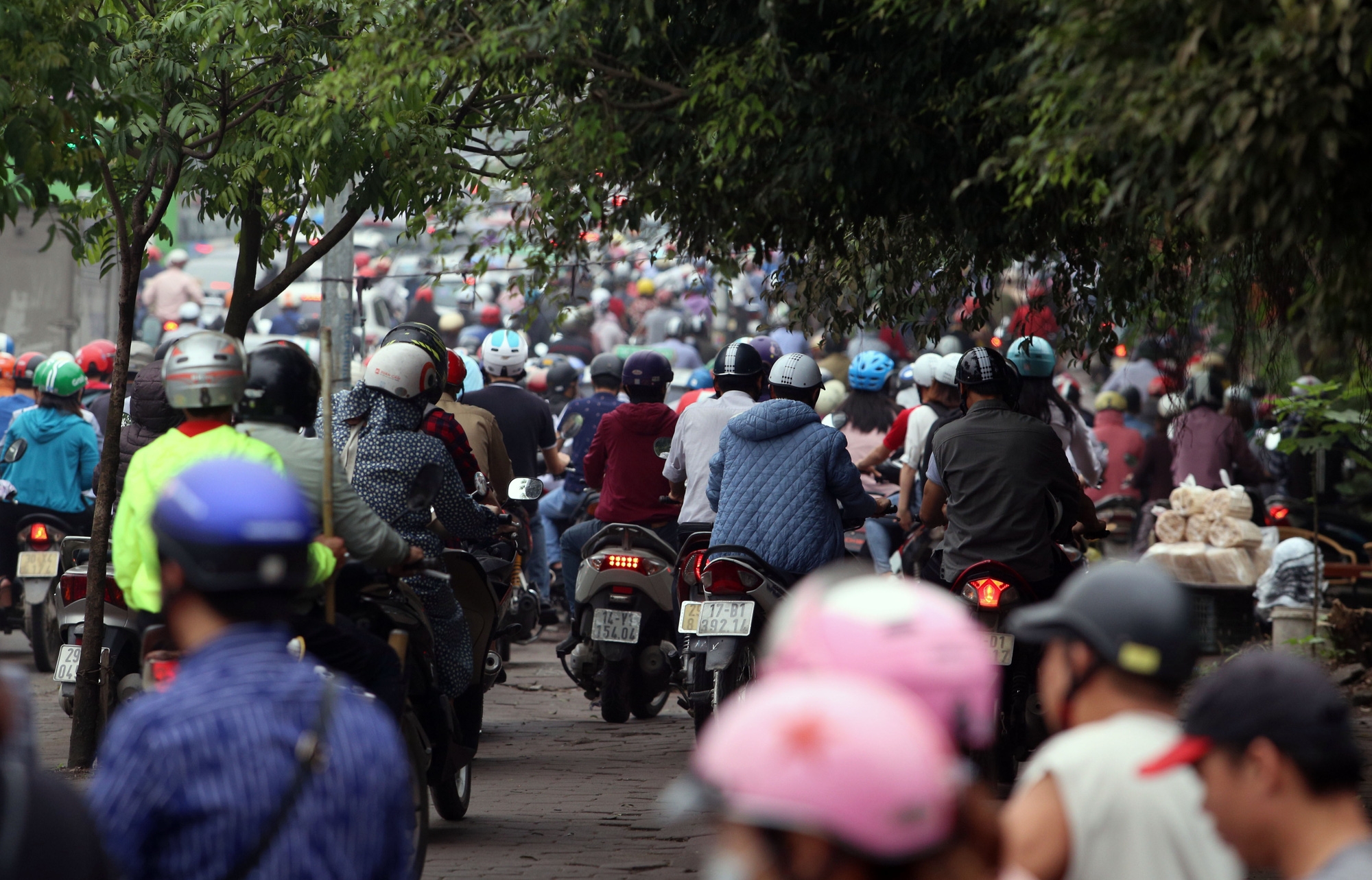 Ùn tắc và ô nhiễm không khí ở Hà Nội: 770 ngàn ô tô và gần 5,8 triệu xe máy là một 'thủ phạm' - Ảnh 3. Ùn tắc và ô nhiễm không khí ở Hà Nội: 770 ngàn ô tô và gần 5,8 triệu xe máy là một 'thủ phạm' - Ảnh 3.