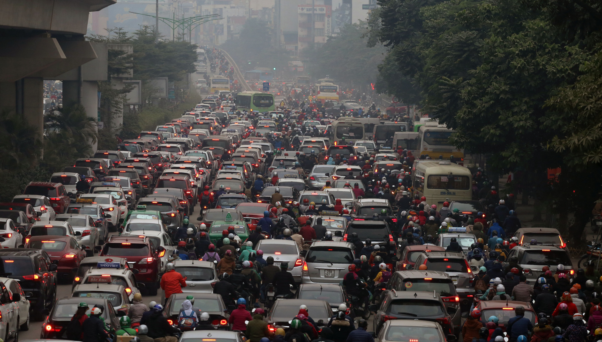 Ùn tắc và ô nhiễm không khí ở Hà Nội: 770 ngàn ô tô và gần 5,8 triệu xe máy là một 'thủ phạm' - Ảnh 7. Ùn tắc và ô nhiễm không khí ở Hà Nội: 770 ngàn ô tô và gần 5,8 triệu xe máy là một 'thủ phạm' - Ảnh 7.