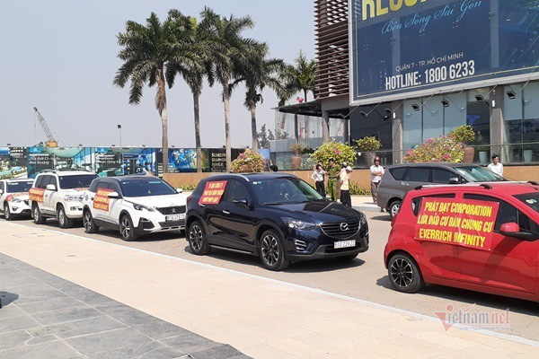 Không có chỗ đỗ xe, dân chung cư 5 sao đem ô tô diễu hành khắp phố - Ảnh 1. Không có chỗ đỗ xe, dân chung cư 5 sao đem ô tô diễu hành khắp phố - Ảnh 1.