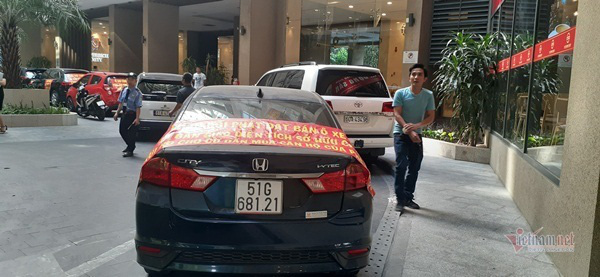 Không có chỗ đỗ xe, dân chung cư 5 sao đem ô tô diễu hành khắp phố - Ảnh 4. Không có chỗ đỗ xe, dân chung cư 5 sao đem ô tô diễu hành khắp phố - Ảnh 4.