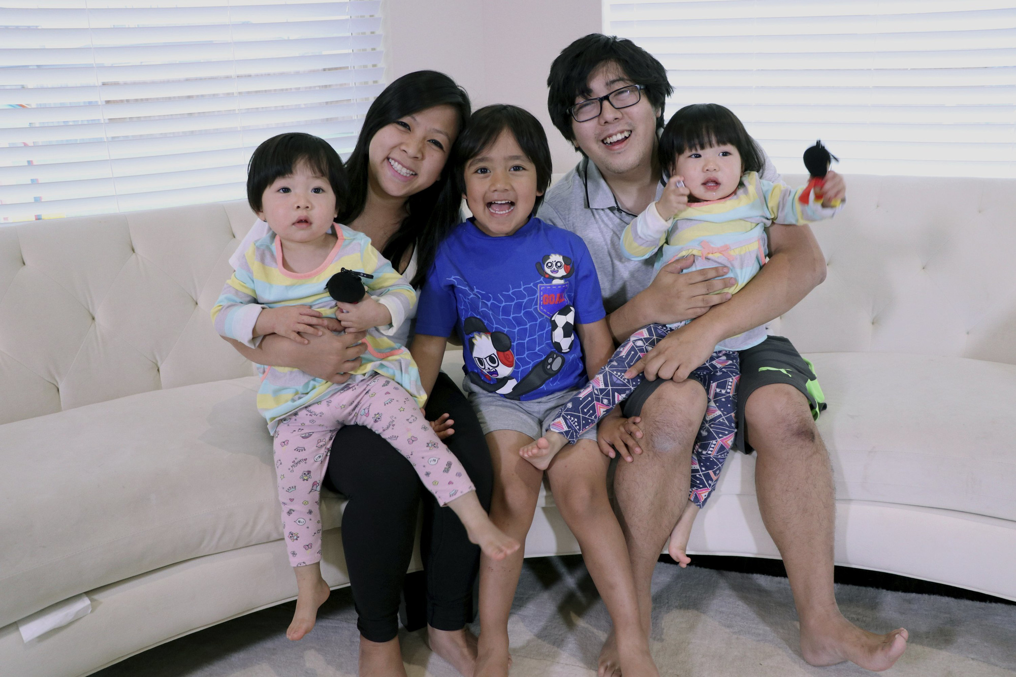 Kiếm 600 tỉ đồng/năm, cậu bé 8 tuổi trở thành YouTuber thu nhập cao nhất thế giới - Ảnh 2. Kiếm 600 tỉ đồng/năm, cậu bé 8 tuổi trở thành YouTuber thu nhập cao nhất thế giới - Ảnh 2.