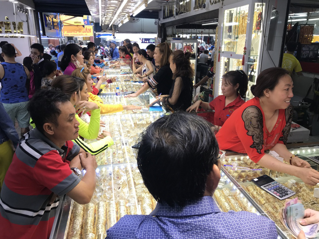 Giá vàng tiếp tục tăng sốc trên 42 triệu/lượng, mua 1 tuần lời ngay gần triệu đồng - Ảnh 3. Giá vàng tiếp tục tăng sốc trên 42 triệu/lượng, mua 1 tuần lời ngay gần triệu đồng - Ảnh 3.