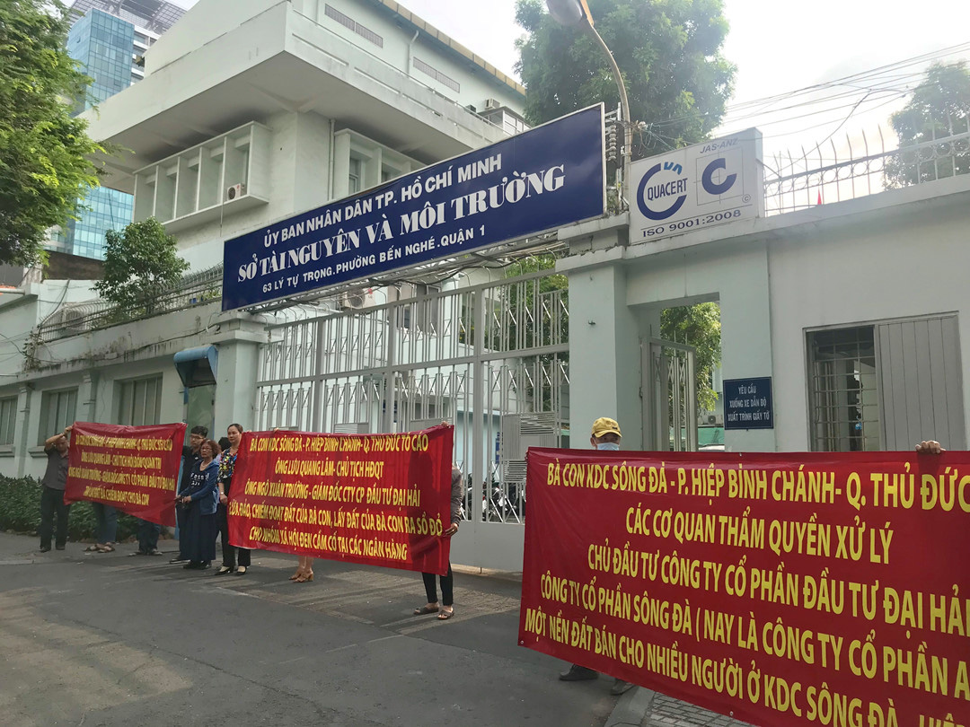 Khách hàng kéo lên Sở TNMT TP.HCM kêu cứu, tố cáo chủ đầu tư lừa đảo - Ảnh 1. Khách hàng kéo lên Sở TNMT TP.HCM kêu cứu, tố cáo chủ đầu tư lừa đảo - Ảnh 1.