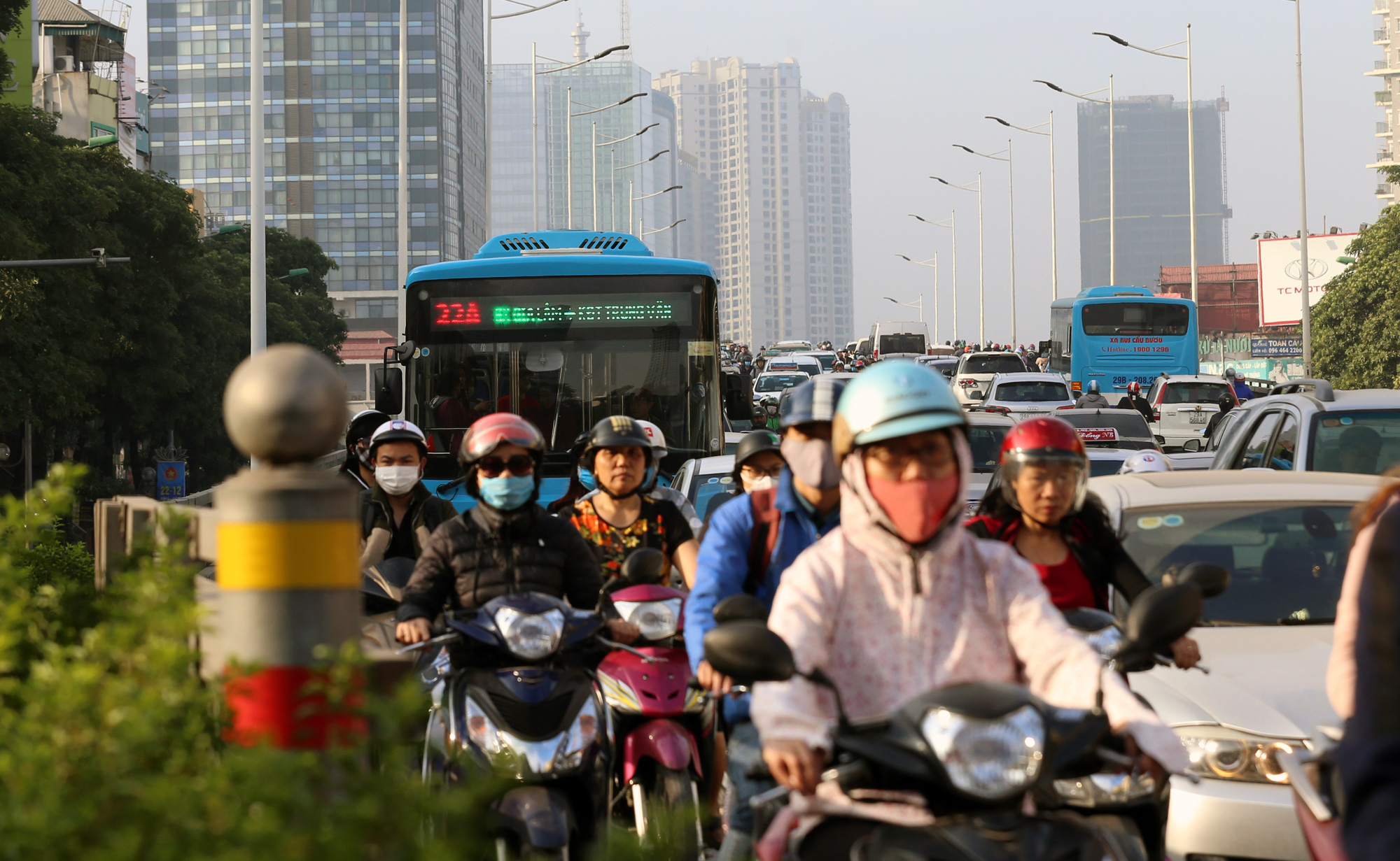 Hạn chế xe cá nhân chống ùn tắc và ô nhiễm không khí ở Hà Nội: Còn chờ xe buýt, tàu điện? - Ảnh 4.