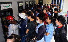 Trả lương, thưởng Tết bằng tiền mặt để giảm quá tải tại các máy ATM