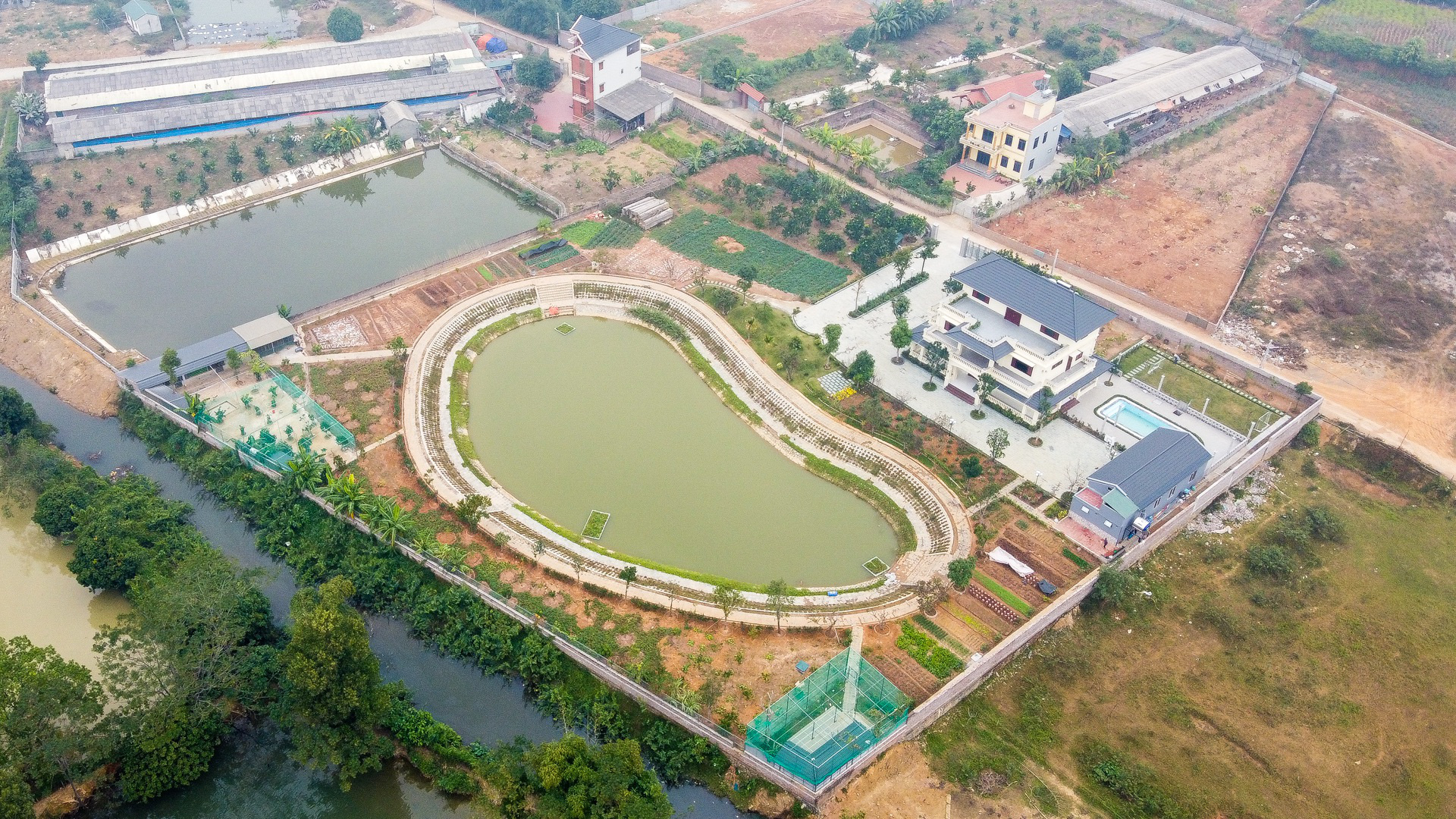 Nhà giàu Hà Nội 'đua' nhau bán nhà nội đô, ra ngoại thành làm 'biệt thự vườn' - Ảnh 2.